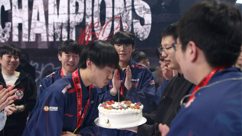 Knight e seu bolo de aniversário