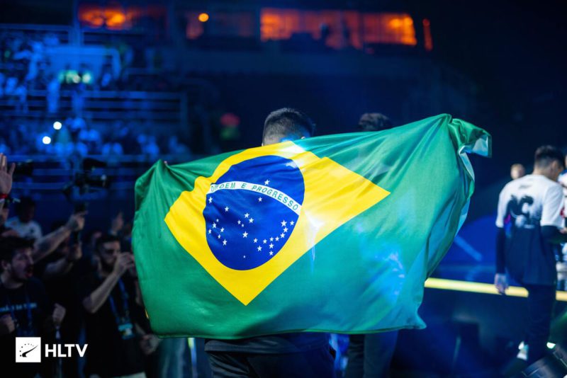 guerri com a bandeira do brasil