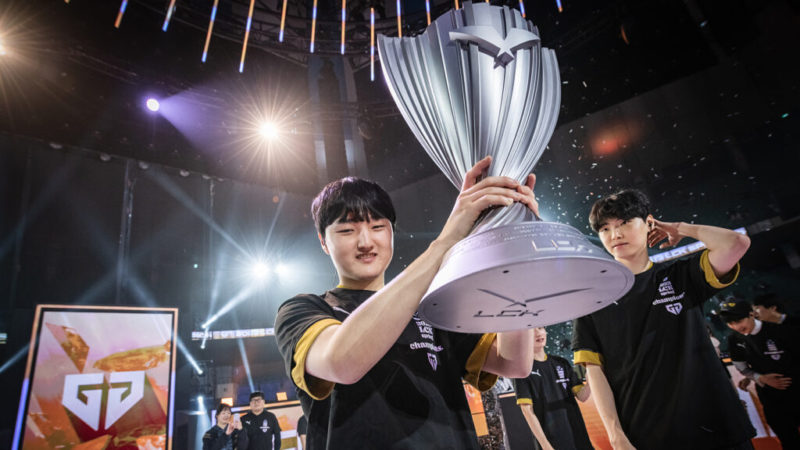 Imagem do jogador Peyz com a taça da LCK 2023