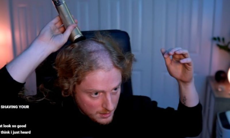 Imagem do streamer Curtoss vendo sua cabeça deformada pelo headphone
