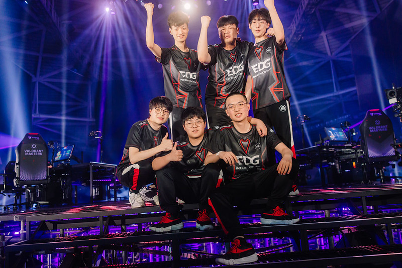 imagem dos jogadores da edg, depois de eliminarem a NAVI do VALORANT Masters Tokyo