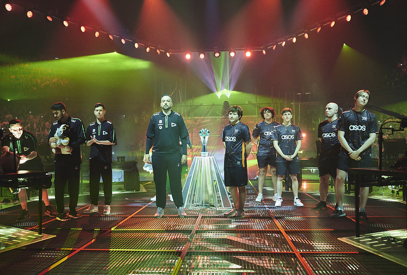 Imagem dos times da LOUD e FNATIC na final do VCT LOCK//IN