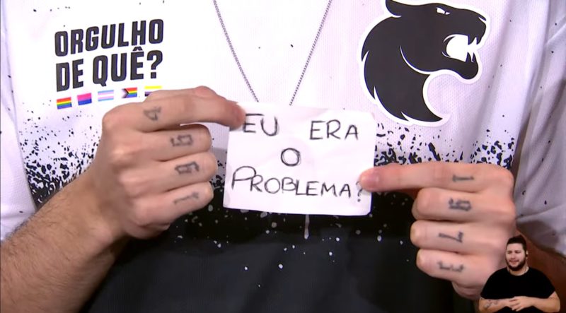 Imagem do Zay mostrando a plaquinha de "Eu Era o Problem" após jogo da FURIA no CBLOL 2023 2° Split