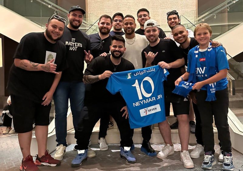 jogadores da furia e neymar com a camisa do al-hilal