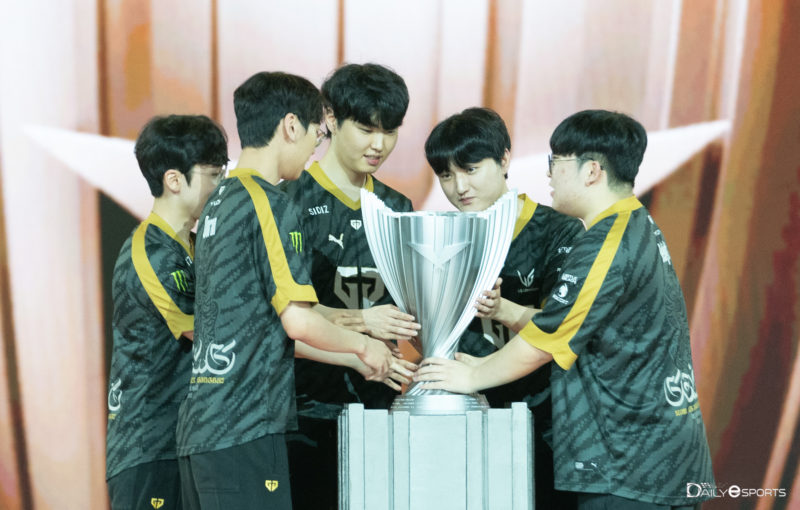 Imagem da Gen.G levantando o troféu do titulo da LCK 2023 2° split