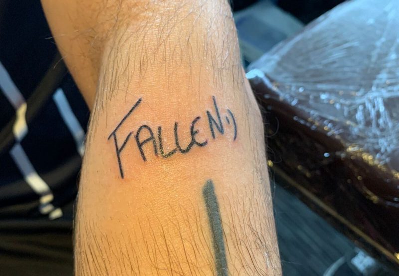tatuagem que vinicius figueiredo fez em homenagem para fallen