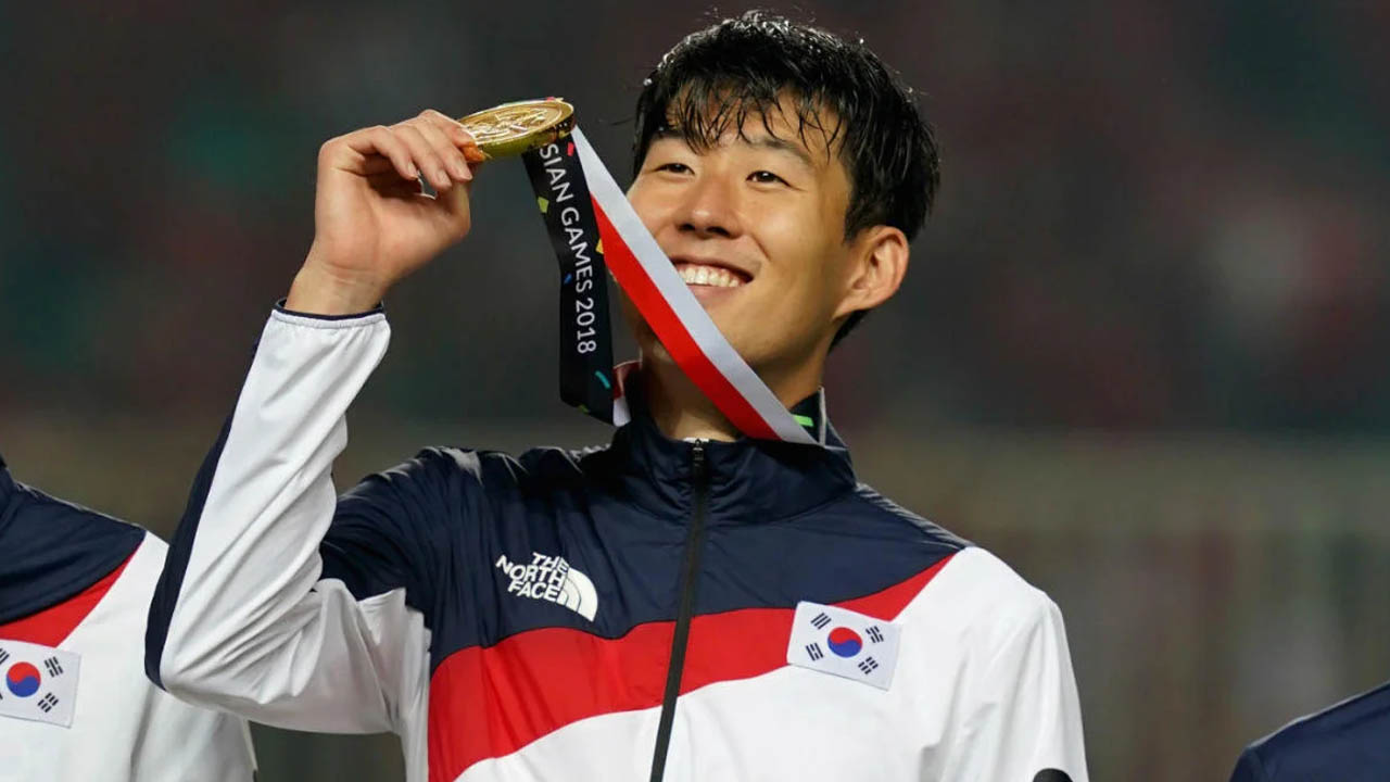 Image of Tottenhan's Son with the 2018 Asian Games Gold Medal