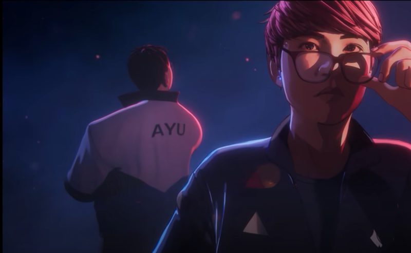 Na foto, Ayu sendo a referência ao CBLOL no último clipe de Gods - música tema do Mundial de 2022