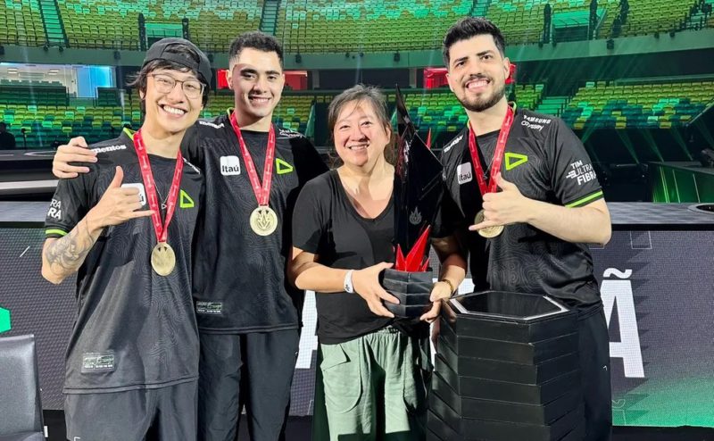 Tata Wu com jogadores da LOUD na final do CBLOL 2023 2º Split