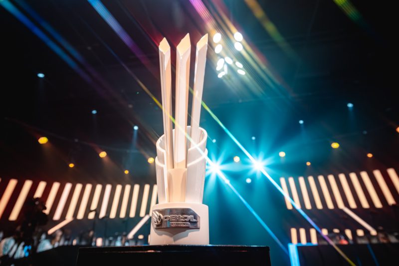 In the image you can see the CBLOL Academy trophy, displayed in the 2023 final