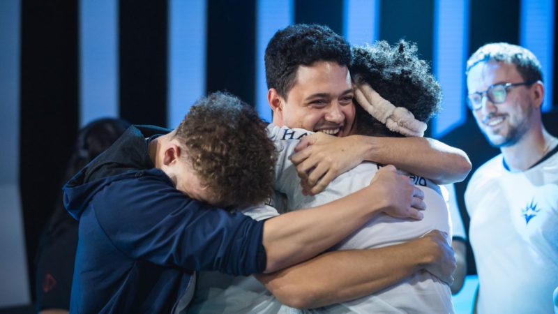 Na foto, os jogadores da Liberty comemorando a vitória contra a LOUD