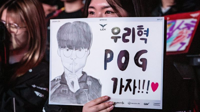 In the photo, the LCK fans, who will be able to return to LoL Park