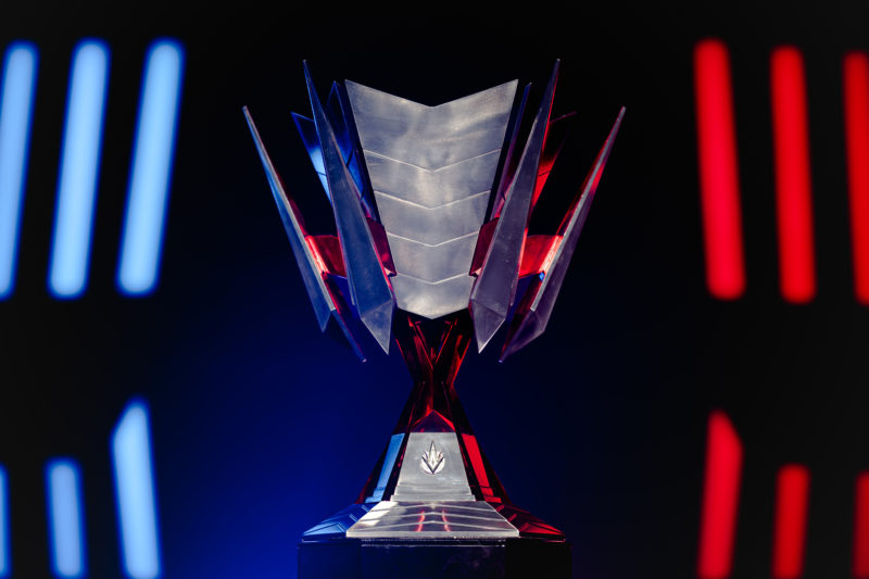 Imagem do troféu do CBLOL para ilustrar a matéria de todos os times campeões
