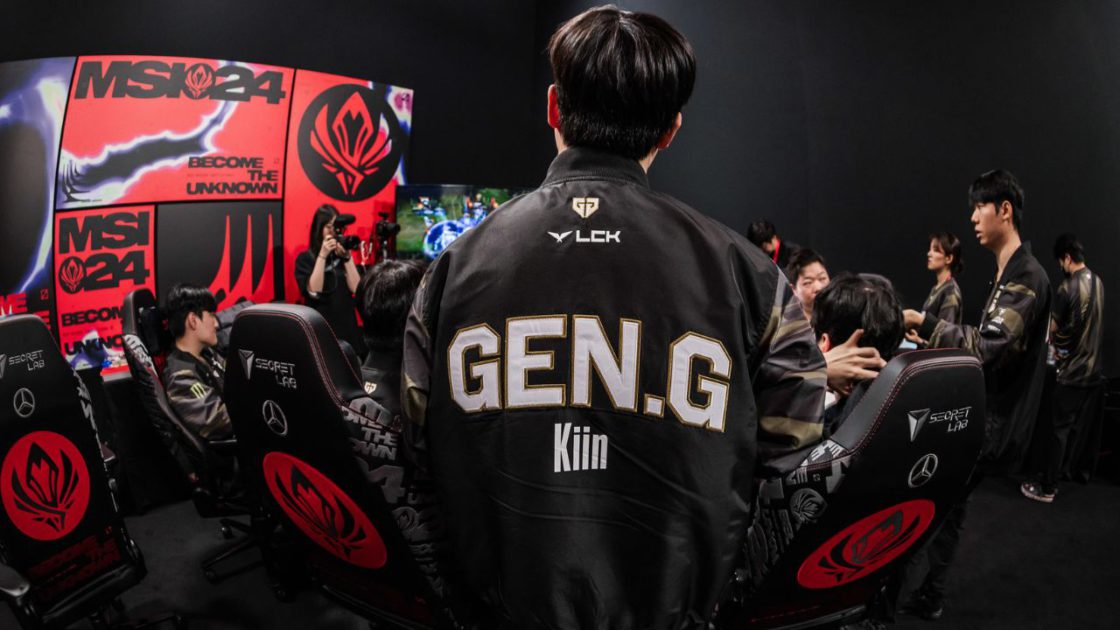 Na foto, o top-laner Kiin de costas junto do seu time no MSI 2024