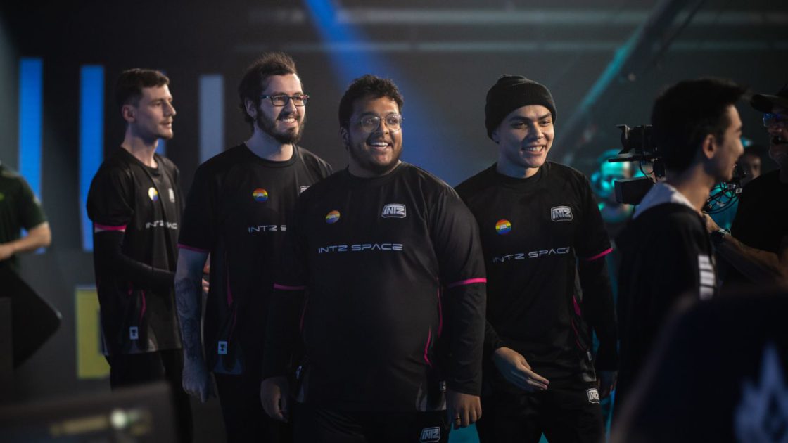 Na foto, a equipe da INTZ no CBLOL 2024