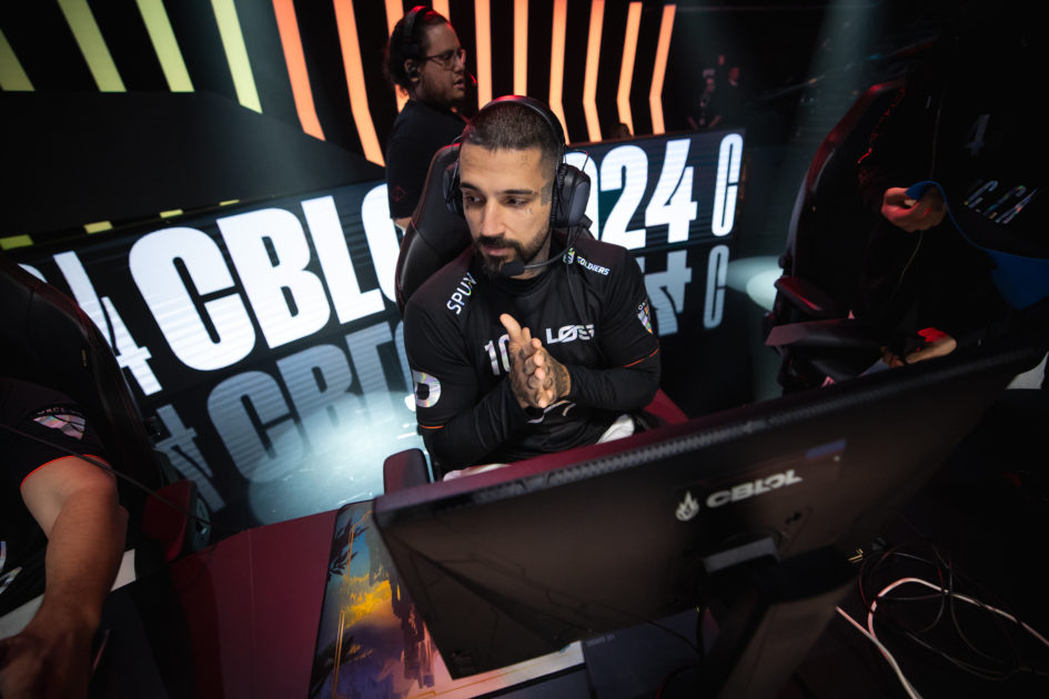 Imagem do brTT no palco do CBLOL 2024