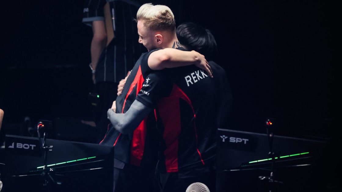 Na foto, Rekkles e Smash nos playoffs da LCK Academy 2024 2º split