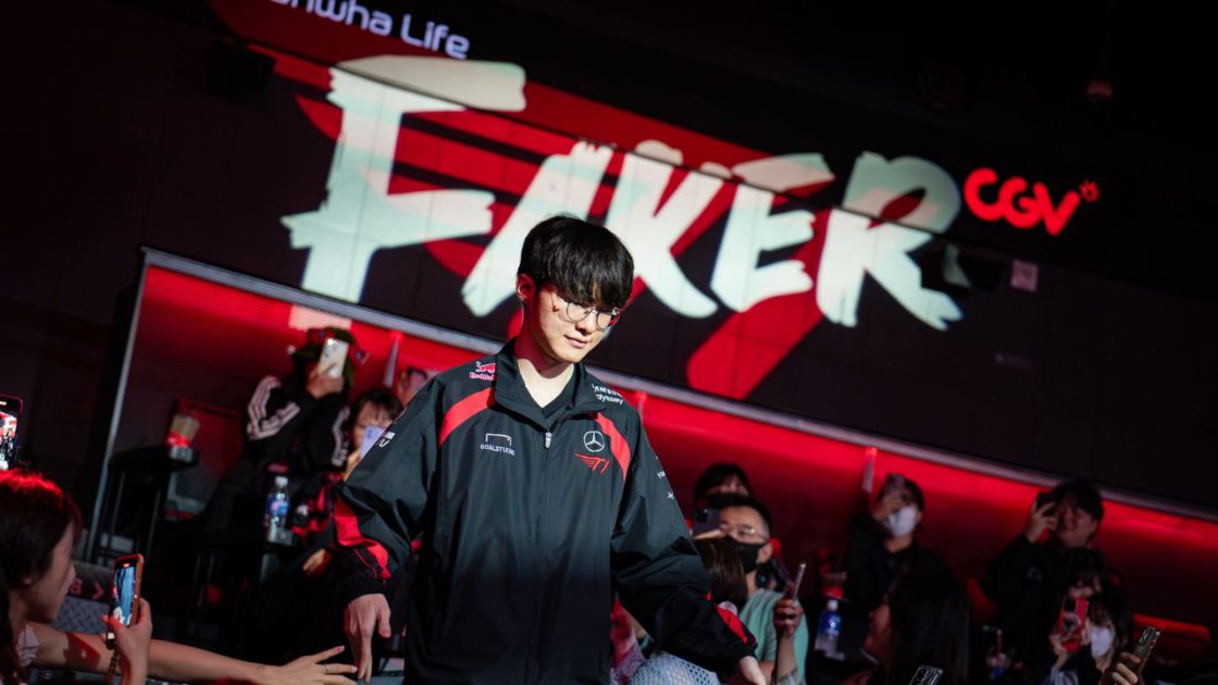 Na foto, o T1 Faker, para ilustrar a matéria que fala da permanência da Dplus KIA e da T1 nos playoffs da LCK 2024 2º split