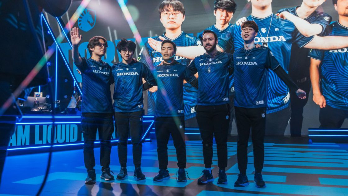 Na foto, a Team Liquid, equipe que ficou invicta na LCS 2024 2º split