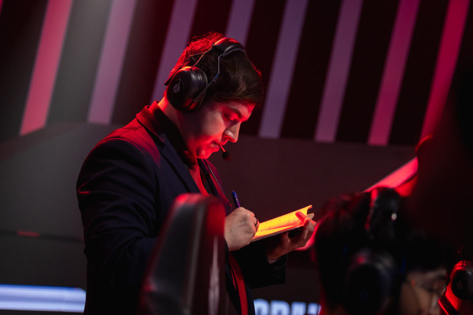 Imagem do treinador Sarkis da paiN Gaming no CBLOL 2024