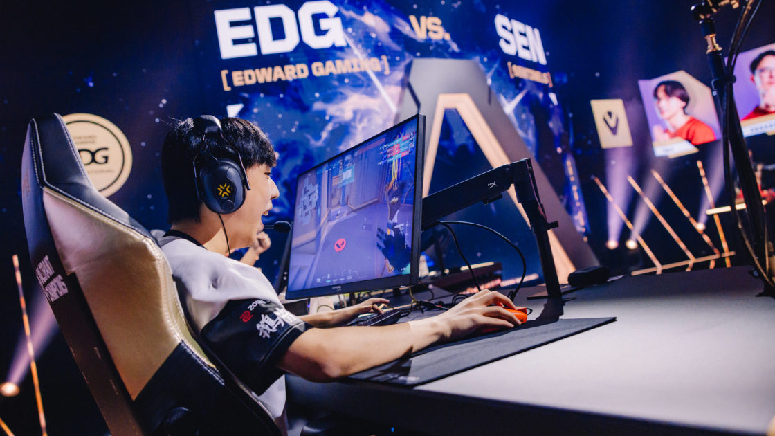 Imagem de um jogador da EDG, participante do VCT China, no Cham,pions 2024 de VALORANT