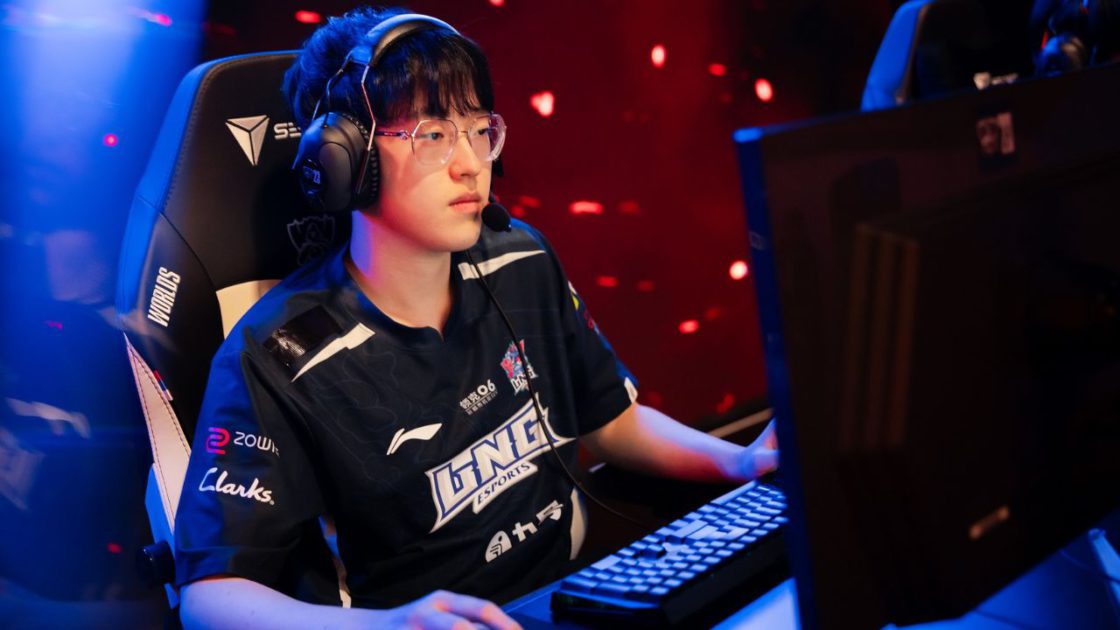 Na foto, Scout, mid laner da LPL, representando a LNG