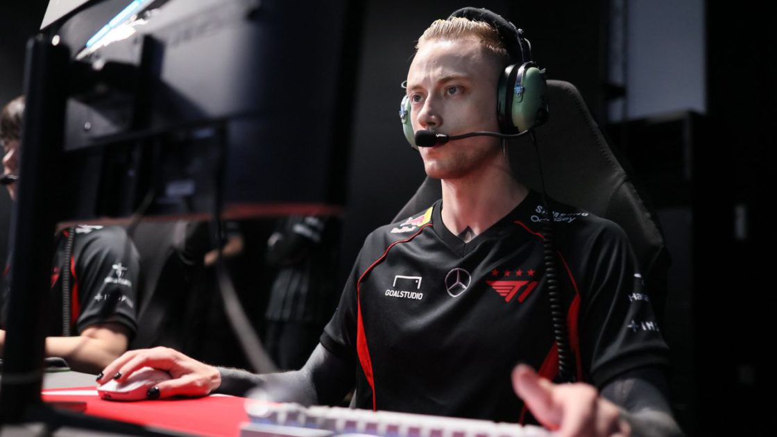 Na foto, o Rekkles da T1 que foi eliminada