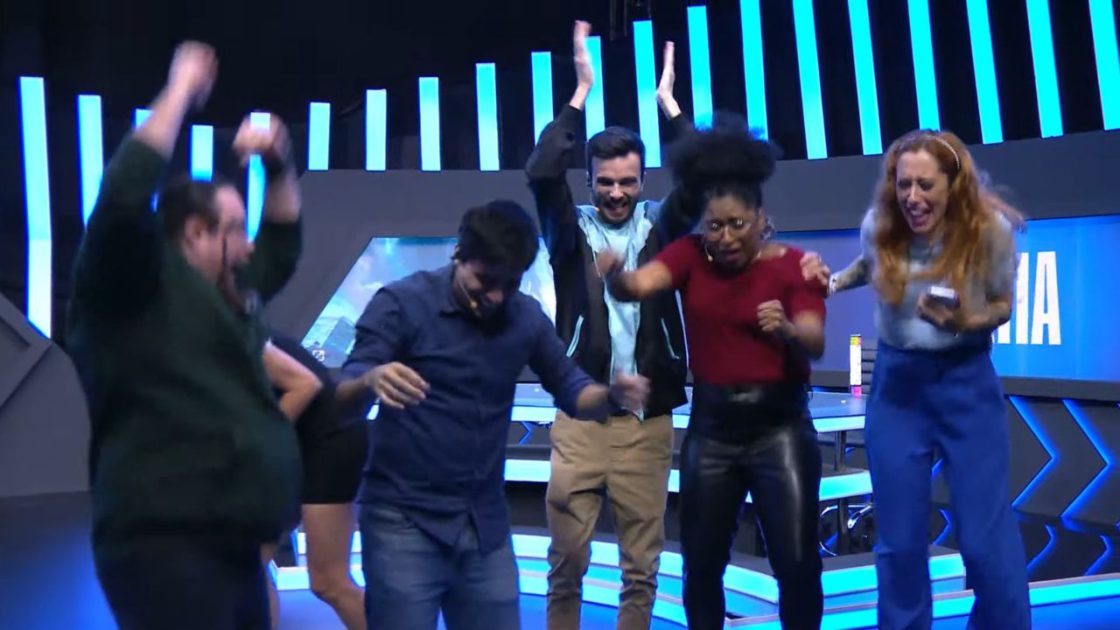 Na foto os casters representando a comunidade e comemorando a classificação da paiN no Worlds 2024