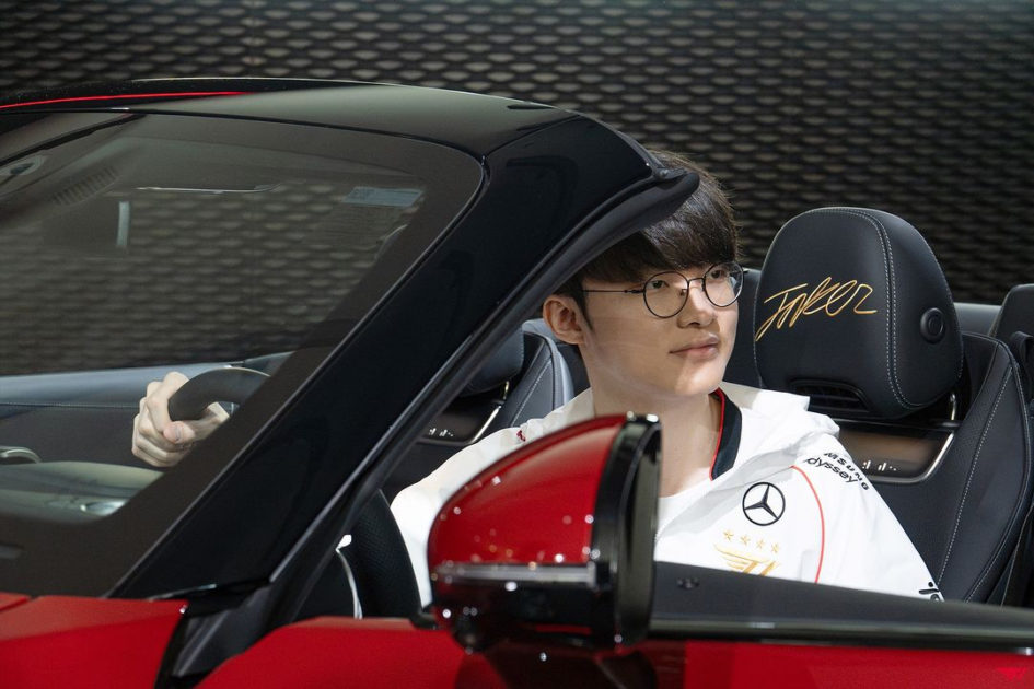 Imagem de FAker e seu novo carro mercedes