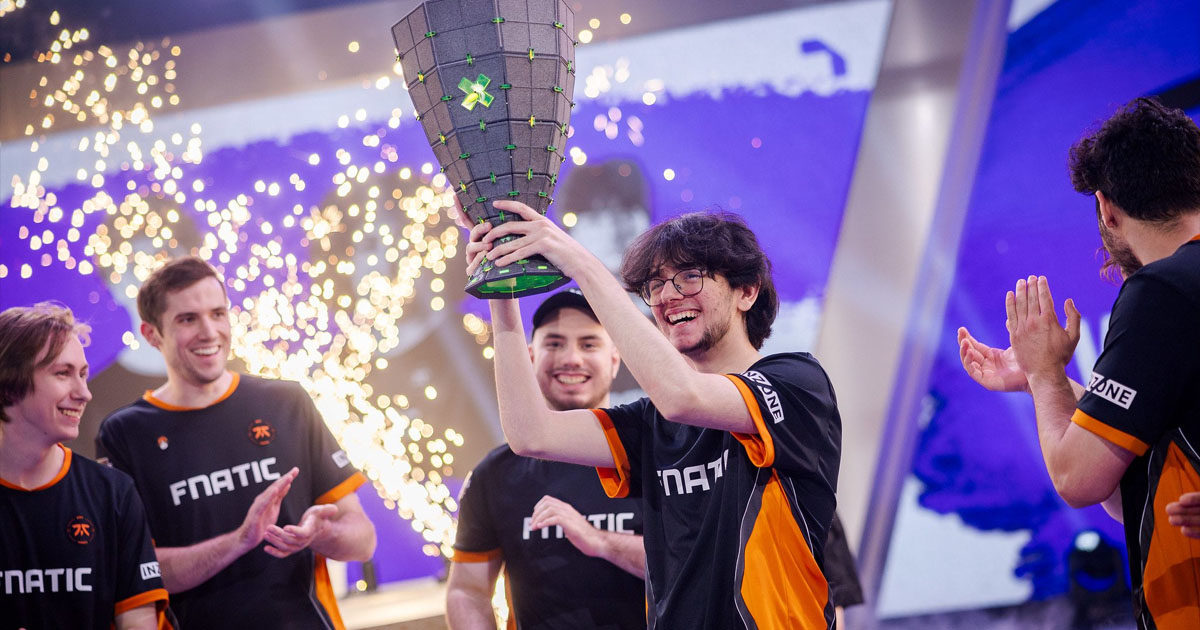 Imagemde Hiro levantando a taça do VCT EMEA pela Fnatic