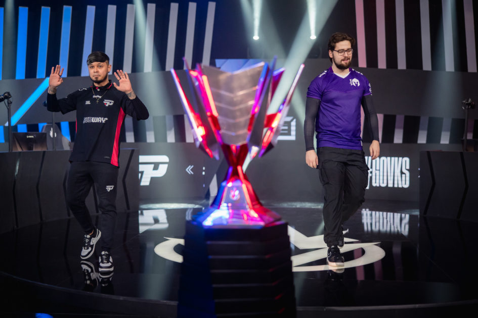 Imagem dos jogaodres titaN e Smiley caminhando no palco do CBLOL 2024