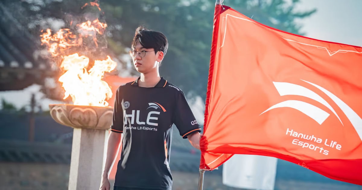 Imagem de Doran em pé com uma bandeira da Hanwha Life