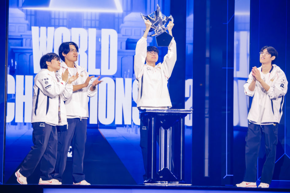 Imagem do Faker levantando o troféu do Worlds 2024 de League of Legends