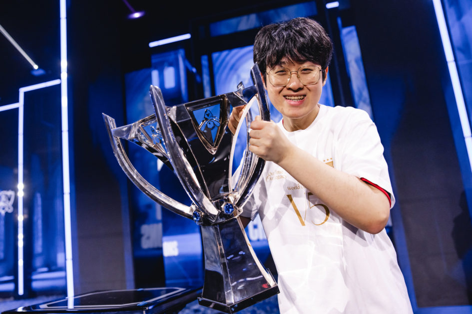 Imagem de Zeus com o troféu do Worlds 2024 de LoL