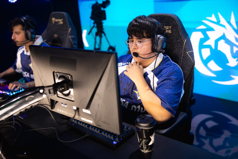 Ceo jogando com a Leviatán no palco da LTA