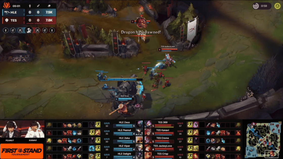 Imagem da nova interface de transmissão do LoL em uso no First Stand 2025