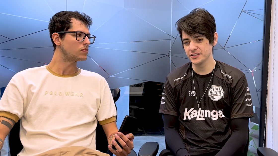 Na foto, o Aegis em entrevista ao Mais Esports