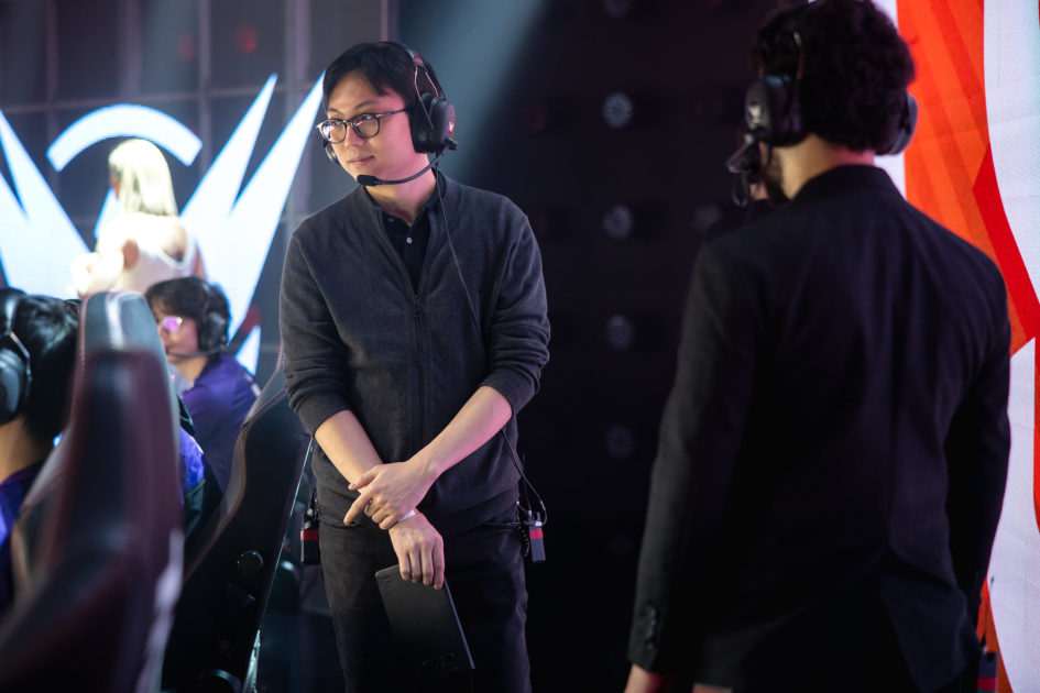 Coach SeeEl no stage, comandando a Vivo Keyd Stars.