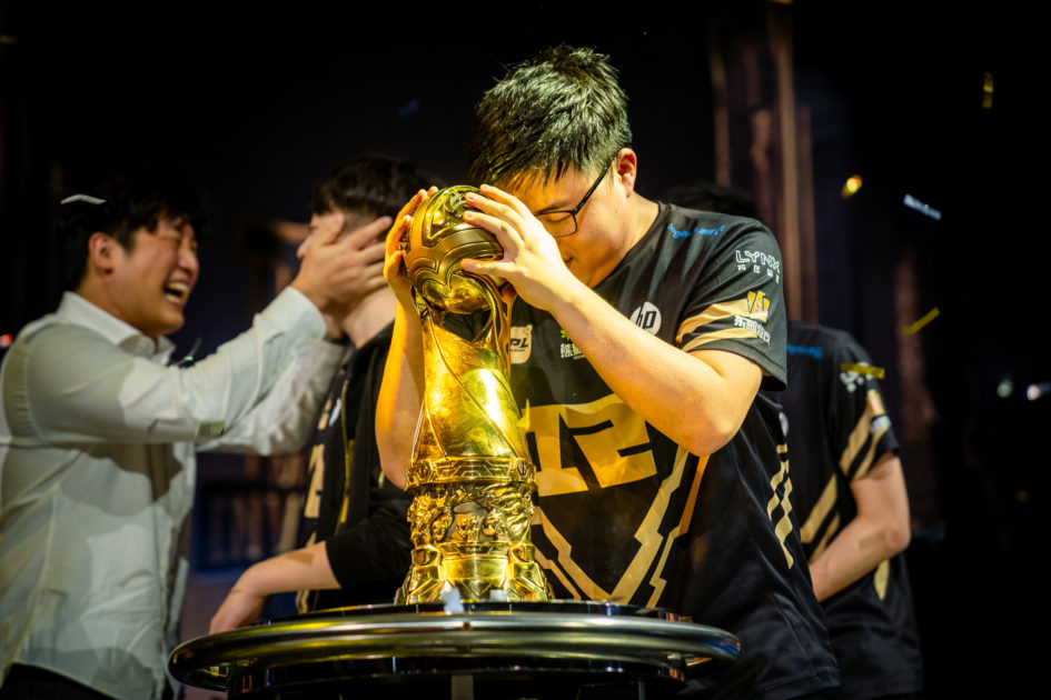 Foto de uzi com o troféu do MSI 2018.