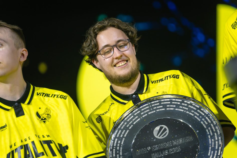 Imagem do ZywOo com o troféu da IEM Dallas 2025
