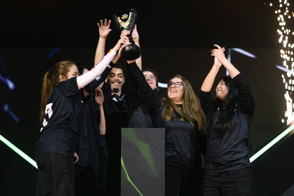 Imagem da furia levantando ot rofeu da ESL Impact League Season 7