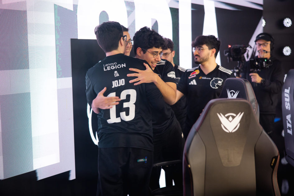 Foto da comemoração da FURIA após vitória.