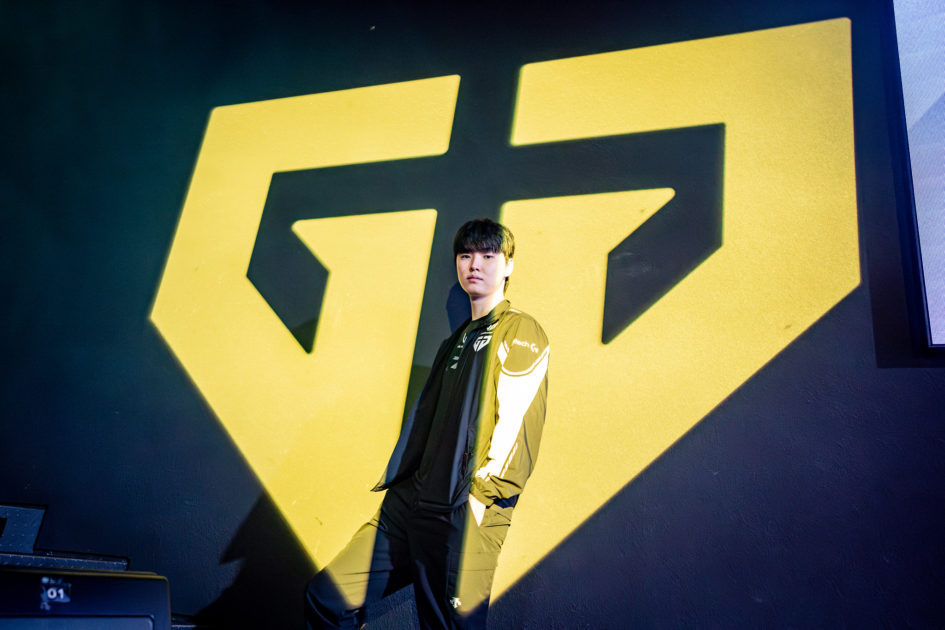 Foto de Chovy em contraposição com o logo da Gen.G.