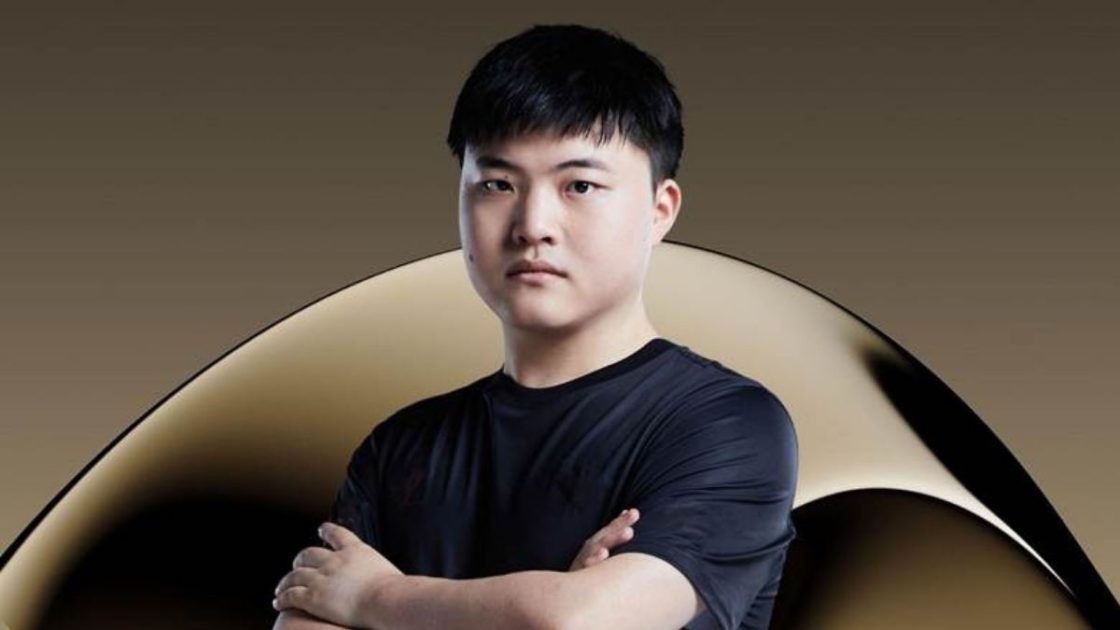 Foto de Uzi para o Hall of Legends.