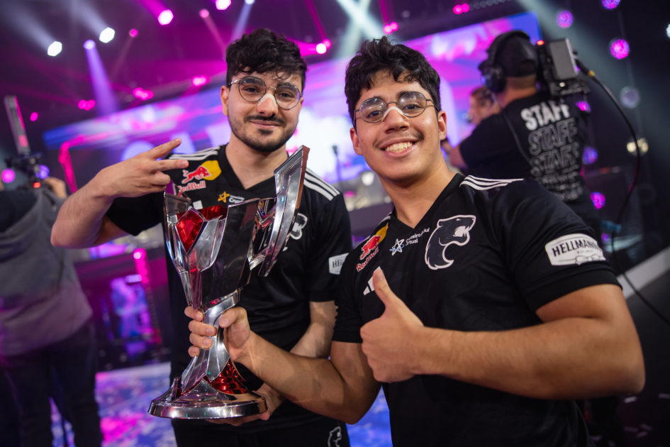 Foto de Guigo e Tatu com a taça da LTA Sul 2025 2º Split.