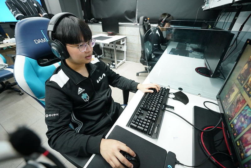 Foto de Jool representando a Dplus KIA Academy.