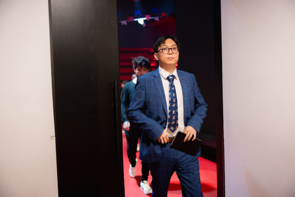 O treinador SeeEl saindo do stage.