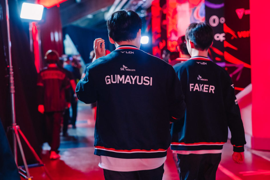 Foto de Faker e Gumayusi de costas.