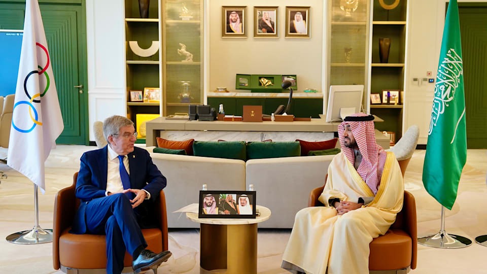 Imagem de Thomas Bach e o Príncipe Abdulaziz bin Turki Al Faisal em reuniao sopbre a olimpiada de esports