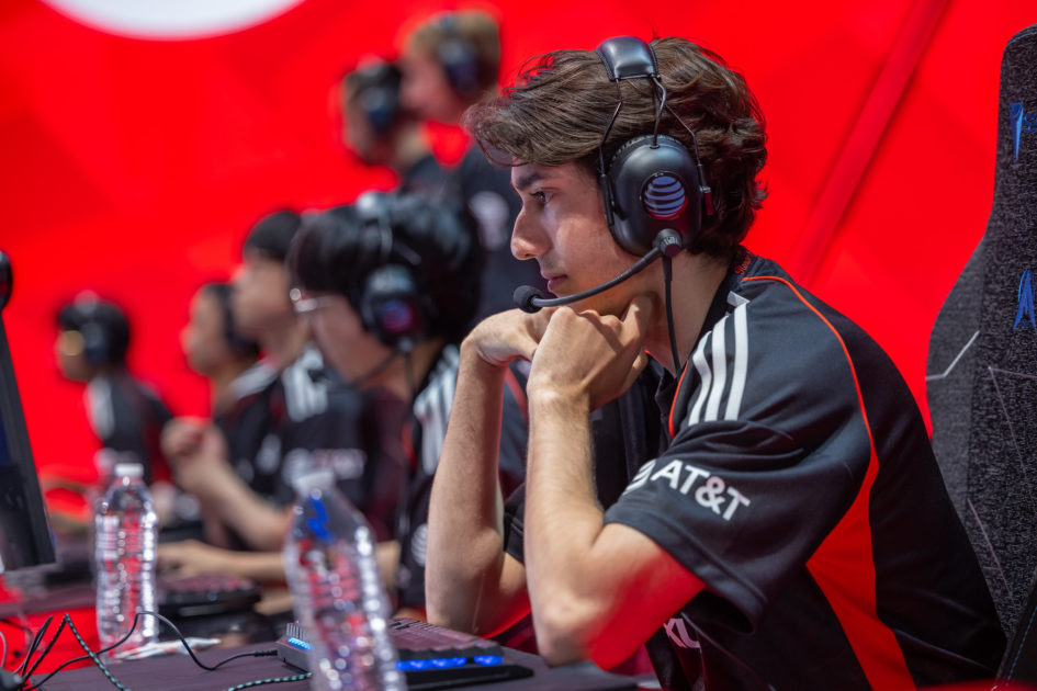 Foto de Sniper representando a 100 Thieves.